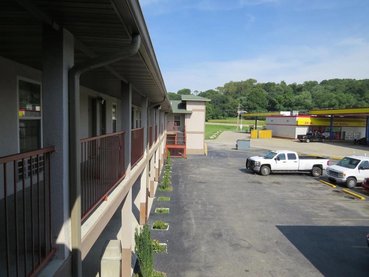 First Western Inn Caseyville Exteriör bild