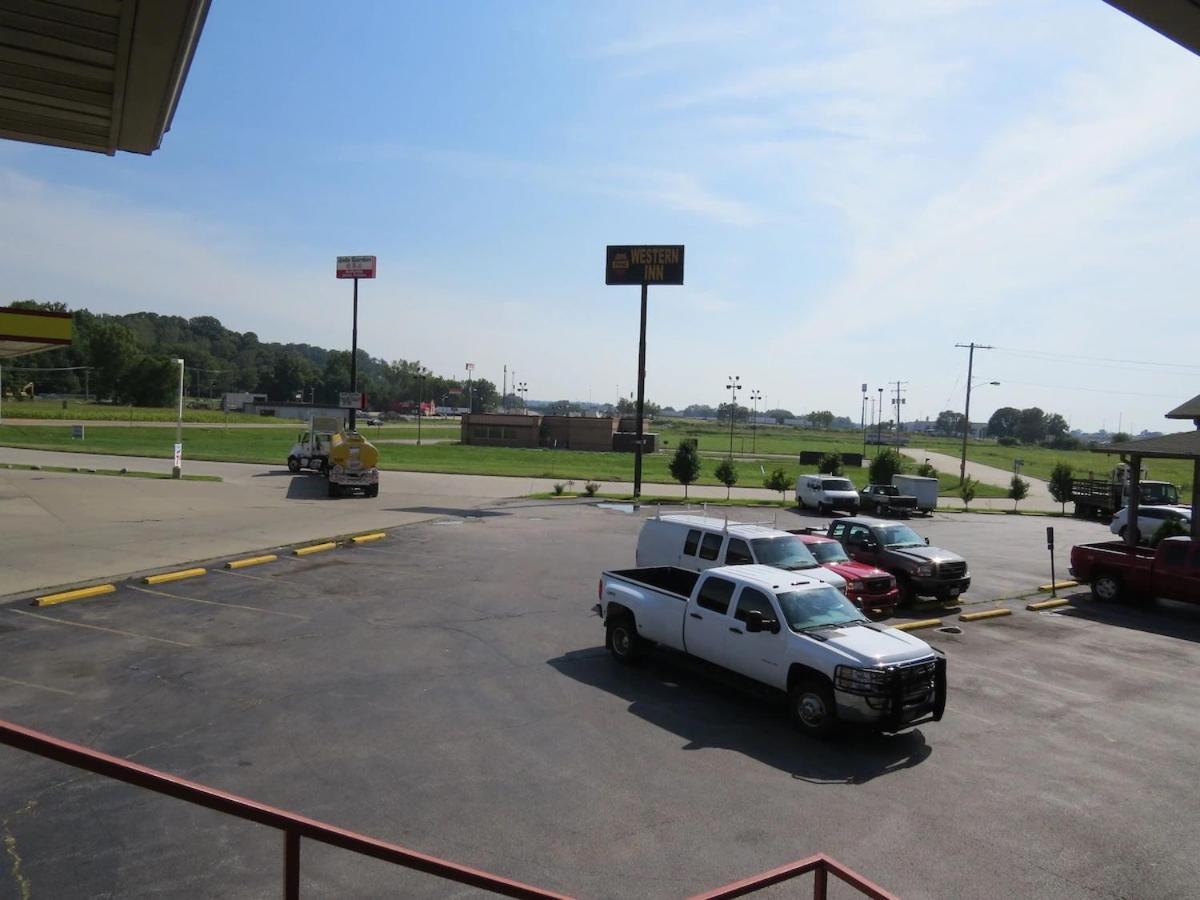 First Western Inn Caseyville Exteriör bild
